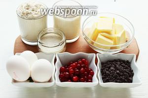 Для печенья, понадобится: мука, сахар, сливочное масло, яйца, шоколадные капли, соль.
Я добавила 100 г — клюквы и 0,5 ч. л. разрыхлителя.