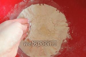 Засыпем от краев мукой всю ямку с дрожжами. Дадим постоять при комнатной температуре около 40-60 минут, чтоб дрожжи сильно вспенились. Я ставлю в духовку при 40°С, тогда времени уходит в 2 раза меньше.
