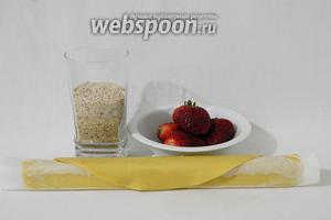 Для приготовления основы пляцка подготовим песочное тесто, клубнику, миндальную крошку или миндальные лепестки.
