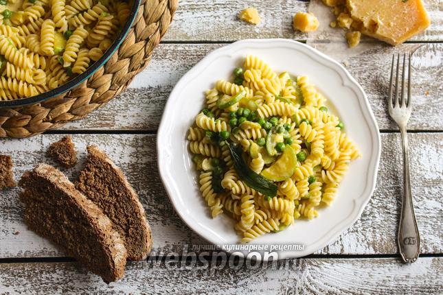 Фото Сливочная паста с кабачком и зелёным горошком