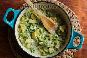 Теперь влейте в сковороду сливки, посолите, поперчите по вкусу и томите соус, пока он немного не загустеет.