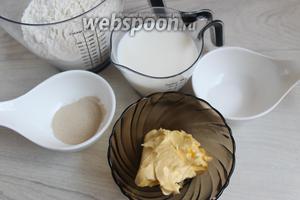 Итак, подготовим муку, маргарин, молоко, сахар, дрожжи, соль, кунжут и яйцо — понадобится только желток для смазывания хлеба.