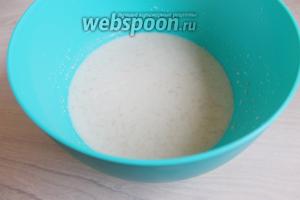 Тёплое молоко смешаем с солью, сахаром, сухими дрожжами и 2 ст. л. муки. Поставим на 20 минут в тёплое место.