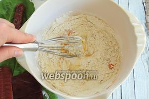 Замешаем тесто. Я замешиваю венчиком от руки. Можно замешивать миксером на небольшой скорости.