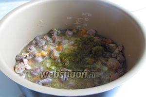 Измельченные лук и морковь, соль, приправу для курицы и обработанные потрошки засыпать в мультиварку и перемешать. Воду добавлять по желанию, чем больше жидкости тем больше будет соуса. Я добавила всю воду.