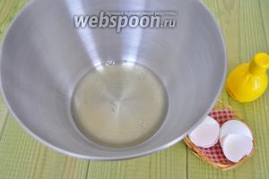 Отделить белки от желтков. Яйца должны быть холодные и посуду, в которой будете взбивать, лучше охладить.