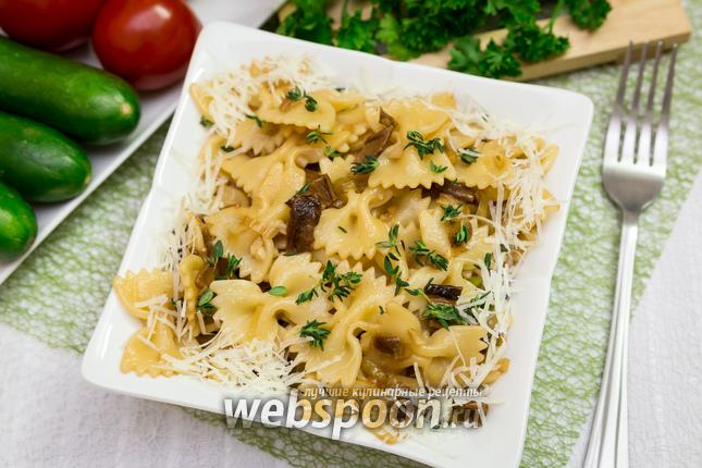 Фото Фарфалле с луком и грибами шиитаке