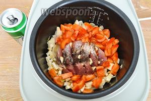 Выложим мясо и порезанные помидоры. Шкурку у помидора лучше удалить, ошпарив его кипятком. Добавить перца.