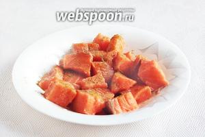 Филе сёмги промыть, освободить от кожицы, если она есть и нарезать кусочками. Полить лимонным соком, посолить и посыпать приправой для рыбы.