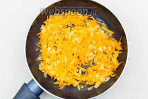 Пока варится картофель, приготовим заправку для супа.
Лук, чеснок нарежем кубиками, морковь я натёрла на тёрке. Можете нарезать и её. Помешивая, обжарим на большом огне пару минут.