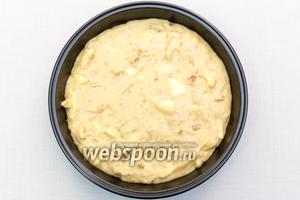 Форму для выпечки смажем маслом и выкладываем тесто. У меня форма 21 см в диаметре. Выпекаем в разогретой до 180°C духовке 20 минут, затем температуру уменьшаем до 160°C и выпекаем ещё 10 минут. Ориентируйтесь по своей духовке. Проверяем на сухую лучину.