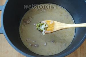 Затем к мясу следует добавить маш. Его следует ещё раз хорошо промыть. Варить маш около 30-ти минут по необходимости подлить воду. Маш должен быть полностью покрыт водой. Проверить маш на готовность — он должен легко лопаться.