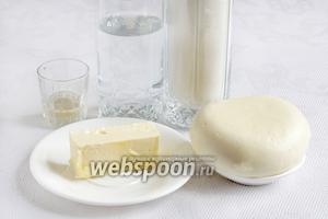 Для самсы с сыром возьмём сыр рассольный
(адыгейский, сулугуни, домашнюю брынзу), сливочное масло, уксус, муку, соль и воду.