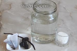 Продукты, необходимые для приготовления домашнего коньяка: водка (самогон, спирт), чай чёрный (один пакетик или столовая ложка), чернослив, гвоздика бутонами, полстручка ванили и сахарный песок.