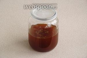 В стеклянную ёмкость поместить корицу, гвоздику, анис и лимонную цедру, залить их водкой, плотно закрыть и поставить в тёплое место на 8–10 дней.