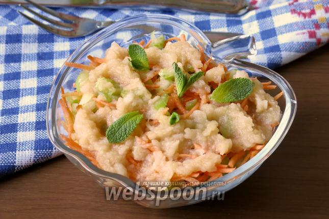 Фото Салат из моркови и сельдерея с топпингом из яблок