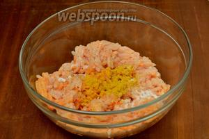 Куриную грудку разделываем на филе, пропускаем через мясорубку вместе с морковью, солим, добавляем карри и щепотку прованских трав, перемешиваем.