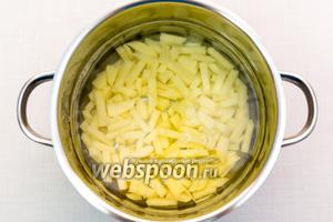 Картофель очистим и нарежем как удобно. У меня — брусочками. Зальём водой (или бульоном) и поставим варить.