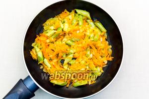 Пока варится картофель, приготовим заправку.
Лук, морковь и стручковую фасоль нарежем мелко и обжарим на большом огне пару минут, постоянно помешивая.