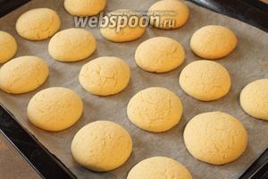 Выпекаем при температуре 170°C 10 минут. Выпечка не должна сильно румянится. В оригинальном рецепте готовые изделия посыпаются сахарной пудрой, но попробовав их, я решила не посыпать, печенья получились в меру сладкими. Вот такие нежные облака получились, с трещинами сверху, мягкими и рассыпчатыми внутри. Подаём их с чаем и вспоминаем нежные моменты жизни!