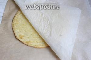 Готовый корж переворачиваем сразу на чистый лист. И аккуратно снимаем бумагу. Ни в коем случае не наоборот. Коржик оставляем на бумаге остывать, так поступаем и с остальными.