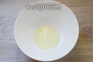 Выливаем белок в глубокую ёмкость. Желток нам не понадобится из него можно приготовить что-нибудь другое.