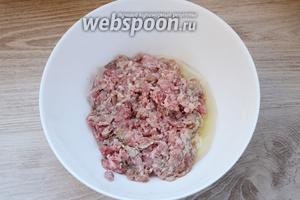 Высыпаем фарш, перемешанный с луком. Чем больше лука, тем вкуснее получаются крокеты, но главное чтобы фарш не был слишком жидким.