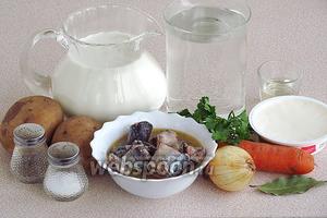 Для приготовления супа нужно взять консервированную сайру в собственно соку, воду, молоко, мягкий плавленый сыр, морковь, луковицу, картофель, лавровый лист, перец чёрный горошком, масло подсолнечное рафинированное, зелень укропа или петрушки и соль.