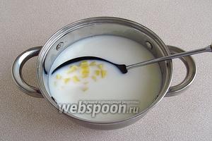 Воду смешать с молоком, довести до кипения, выложить картофель и поварить в течение 15–20 минут.