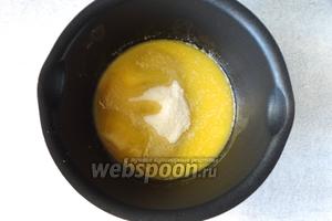 В сотейнике растапливаем сливочное масло с сахаром. Постоянно помешиваем пока сахар не растопится.