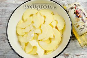 Залить яблочные дольки ромом. Накрыть посуду крышкой или пищевой пленкой. Поставить в холодильник на 40 минут.