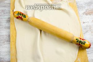 Куски теста раскатать тонкими пластами.