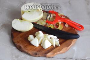 Вначале займемся начинкой. Для этого яблоки моем и очищаем от кожуры и семенных коробочек. Нарезаем произвольным кусочками небольшого размера.