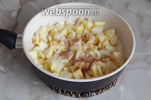 Присыпаем их сахаром и корицей (немного оставляем для посыпки штруделей). Тушим на среднем огне минут 15 — до мягкости яблок.