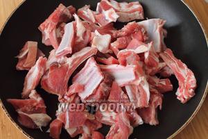 Сложить мясо в сковороду, плотно закрыть крышку, поставить на огонь и тушить в собственном соку. Это если мясо молодое. Если вы не уверены в качестве и возрасте мяса, то добавьте в сковороду полстакана воды, пусть мясо тушиться подольше. Пока готовится мясо, можно нарезать перцы на тонкие полоски.