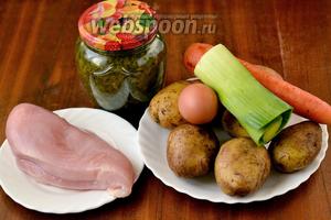 Для приготовления супа нам понадобится консервированный щавель , картофель, половина куриной грудки, лук (я взяла порей, но можно и репчатый), морковь, яйцо, соль.