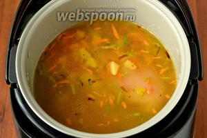 Вливаем 1,5 литра воды, кладём кусок куриной грудки и картофель, солим, включаем программу «Суп» по умолчанию на 1 час.