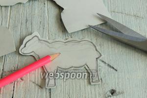 Мясо отдыхает, тесто растёт, а мы занимаемся художеством. Нарисуем овечку на картоне и вырежем.
