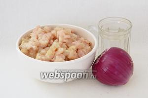 Тем временем подготавливаем начинку на пельмени. Для этого возьмём мясной фарш, лук, воду, соль, перец по вкусу.