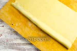 Перебросить край теста через начинку и плотно прижать край теста пальцами.
