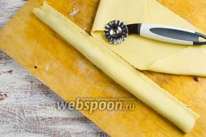 Отрезать тесто с начинкой вдоль слепленного края с помощью ролика для теста.