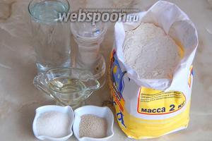 Для начала подготовим продукты: воду кипячённую, муку пшеничную в.с., соль, сахар, дрожжи сухие, масло растительное без запаха.