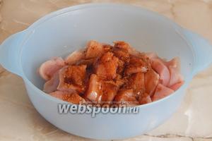 Посыпаем мясо приправой для курицы, добавляем соевый соус, бальзамик и половину (2 столовые ложки) масла.