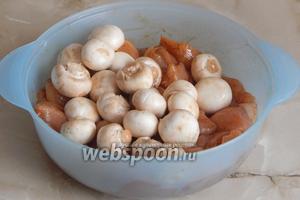 А теперь добавляем к мясу грибы. Осторожно перемешиваем всё, но так, чтобы не поломать шампиньоны.