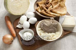 Подготовить основные продукты: мясо, рис, сметану, лук, морковь, капусту, отварные яйца, сливочное масло и заранее приготовить тонкие блины — 10 штук.