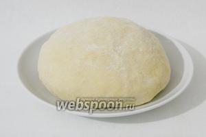 Готовое тесто выкладываем на припыленную мукой рабочую поверхность и тщательно вымешиваем его в течении 5-7 минут.