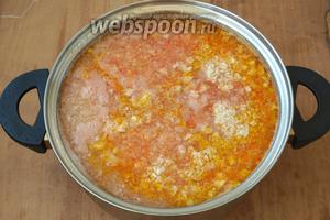 За это время приготовить зажарку из моркови и второй луковицы. Лук нарезать, а морковь натереть на средней тёрке. Слегка обжарить на подсолнечном масле и добавить 0,5 стакана томата. В кастрюлю с капустой влить зажарку, 2 стакана томатного сока и крупную горсть овсяных хлопьев, хорошо размешать и довести до кипения.