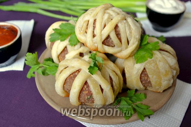 Фото Мясные биточки в слоёном тесте