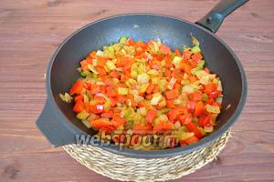 Добавить нарезанный сельдерей и перец. Солить и перчить по вкусу, жарить на среднем огне 4 минуты. Начинка готова. Оставить её остывать.
