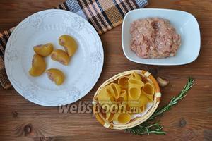 Фарш смешать с яйцом, добавить соль и перец, перемешать и заполнить им пасту. Заполнять надо плотно, так как паста в процессе приготовления увеличится в размере.